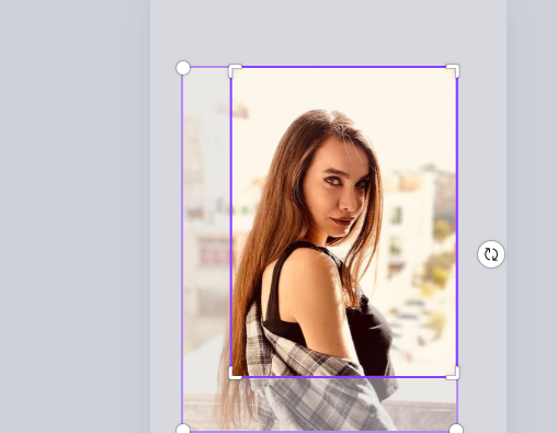 Canvaでトリミング位置を移動している画面