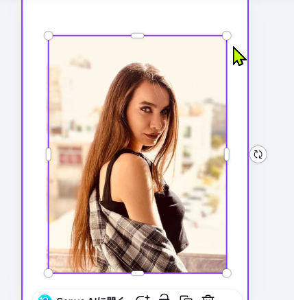 Canvaで画像サイズ変更用の丸いハンドルが表示された画面